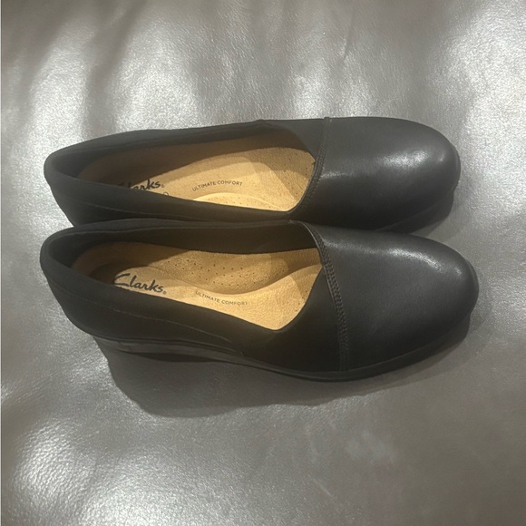 Clarks Women's Black Suttyn Walk Leather Slip-On Wedge, size 8 1/2 Medium - Picture 2 of 5